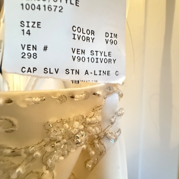 David’s Bridal NWT A line Chiffon Split Front Overlay Wedding Dress STYLE# V9010 - Picture 12 of 16
